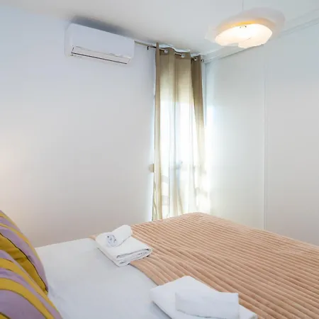 U-nique Ayala Apartament